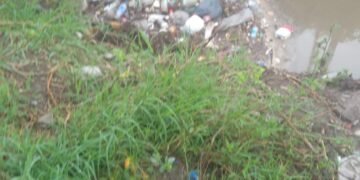 Vecinos piden que limpien los canales del Barrio 4 de Junio