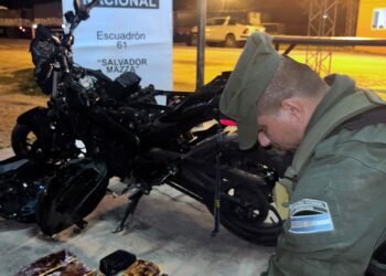 Traficaba cocaína en el tanque de combustible de la moto