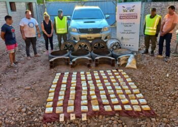 Pareja circulaba con los cuatro neumáticos de su camioneta rellenos de cocaína 