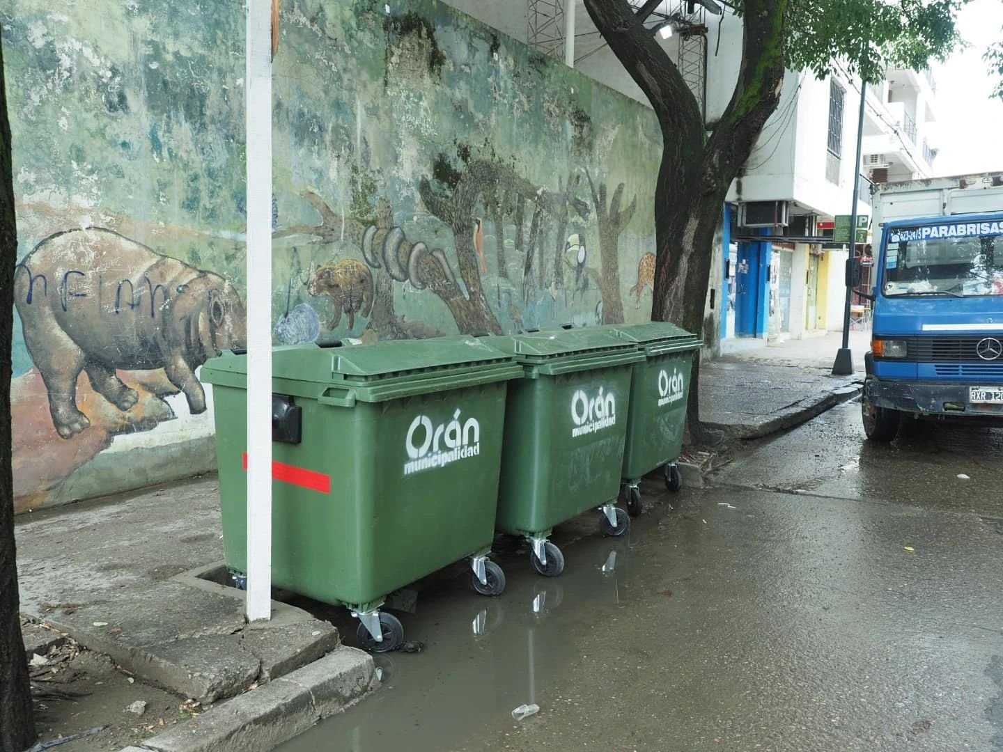 Sigue la colocación de contenedores en la zona céntrica - Radio Ciudad Oran