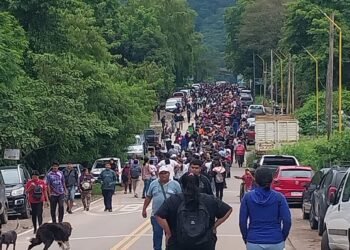 Una multitud busca cruzar a Bermejo por el Puente Internacional