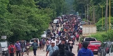 Una multitud busca cruzar a Bermejo por el Puente Internacional