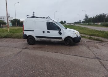Volcó una Kangoo en la Rotonda del acceso norte a Orán