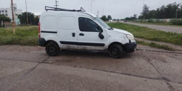 Volcó una Kangoo en la Rotonda del acceso norte a Orán