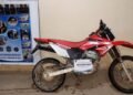 La policía recuperó motos robadas además de celulares, armas, estupefacientes y prendas de vestir
