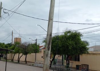 Peligroso, poste a punto de caerse frente a la Escuela “Patrón Costas”