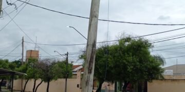 Peligroso, poste a punto de caerse frente a la Escuela “Patrón Costas”