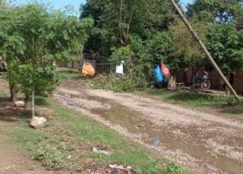 Postes por caerse debido al temporal de lluvia y viento