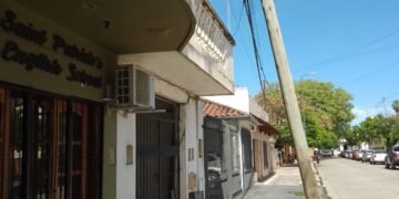 Notificaron a empresa de cable por el mal estado de sus postes