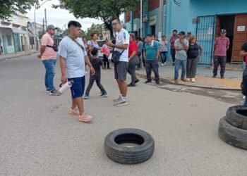 Puesteros amenazan cortar la calle San Martín frente a Tránsito