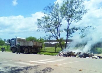 Vecinos dejaron fuego en los residuos y trabajadores evitaron la quema de un camión