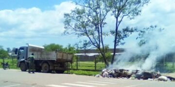 Vecinos dejaron fuego en los residuos y trabajadores evitaron la quema de un camión