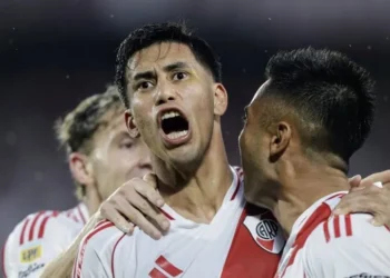 River goleó a Barracas Central y se prende en la pelea por el título