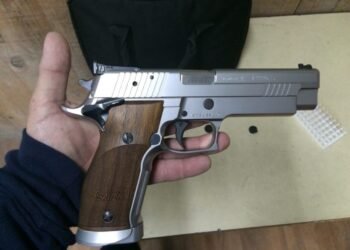 El Gobierno bajó la edad mínima para portar armas a 18 años
