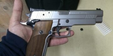 El Gobierno bajó la edad mínima para portar armas a 18 años