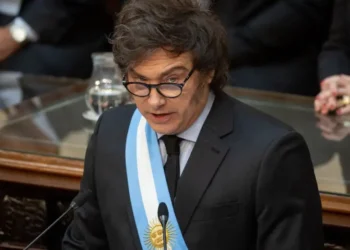 Dos encuestas, dos miradas: una dice que el 52,7% desaprueba a Milei, la otra que el 67,9% lo respalda