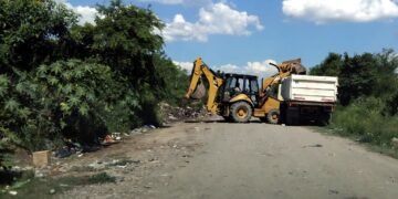 Limpian los microbasurales de la calle Corrientes