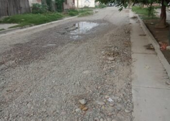 Vecinos denuncian una pérdida de agua