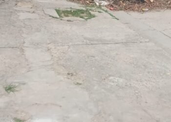 Vecinos denuncian un basural en la calle y piden iluminación