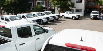 Sáenz entregó 10 camionetas destinadas al sistema de salud