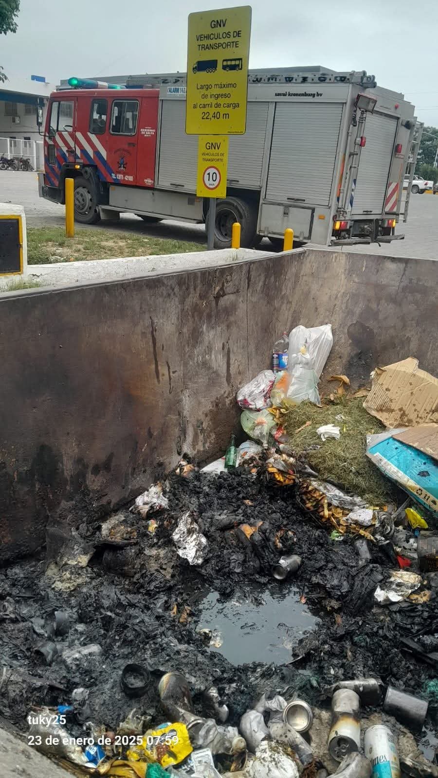 Otra vez prendieron fuego a un contenedor de basura - Radio Ciudad Oran