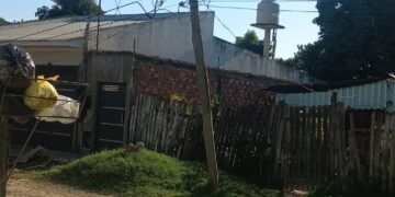 Peligro, poste a punto de caerse