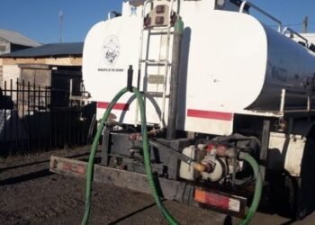 Distribuyen agua potable en el B° 4 de Junio