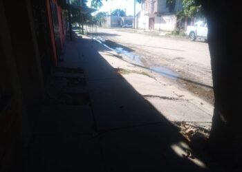 Vecinos denuncian una pérdida de agua