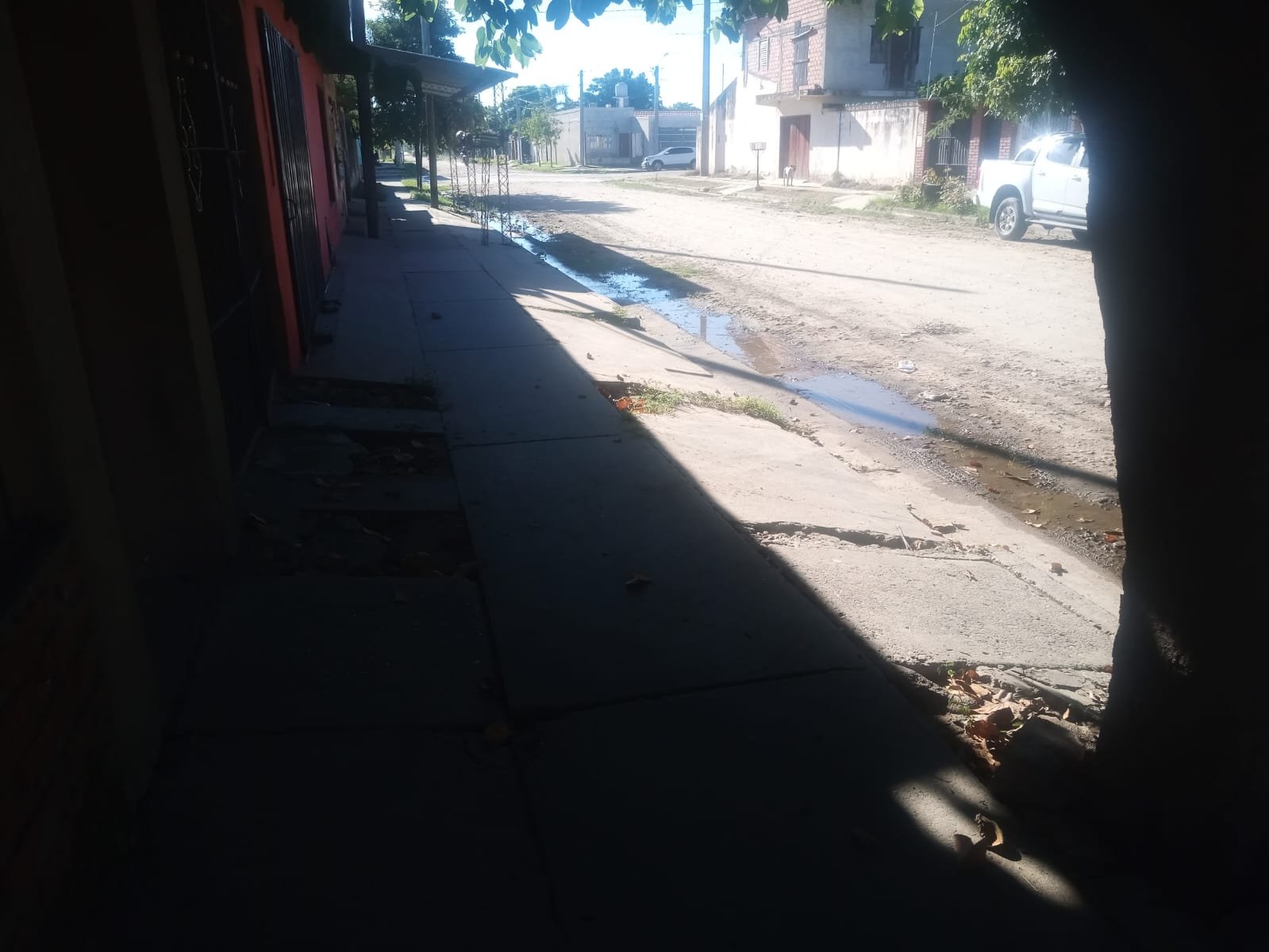 Vecinos denuncian una pérdida de agua - Radio Ciudad Oran