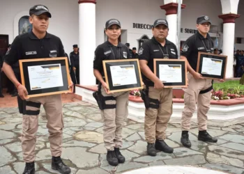 Policías recibieron reconocimientos por actos meritorios