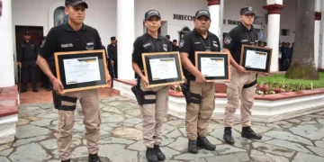 Policías recibieron reconocimientos por actos meritorios