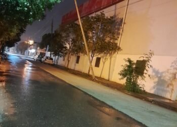 Otro poste a punto de caerse en Orán