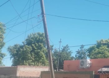 Otro poste a punto de caerse