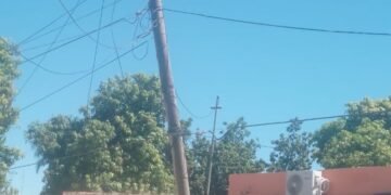 Otro poste a punto de caerse