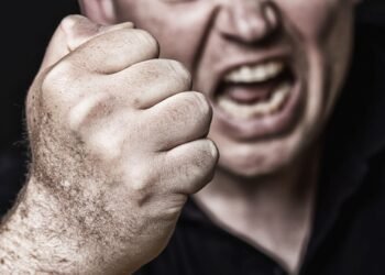 Ingresó a la vivienda de un adulto mayor, lo amenazó y causó daños