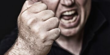 Ingresó a la vivienda de un adulto mayor, lo amenazó y causó daños