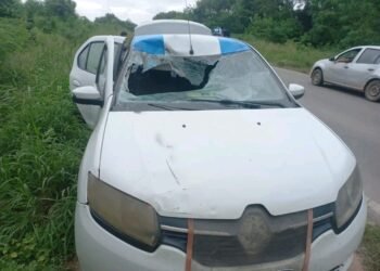 Voló un asiento y terminó rompiendo el parabrisas de un taxi
