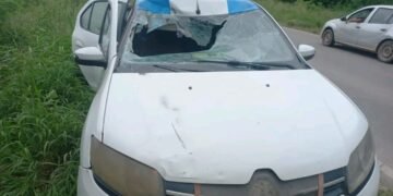 Voló un asiento y terminó rompiendo el parabrisas de un taxi