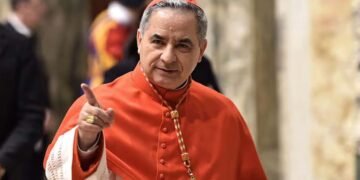 Corrupción: El Cardenal Angelo Becciu desistió de participar del Cónclave