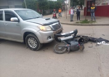 Chocaron una camioneta y una moto