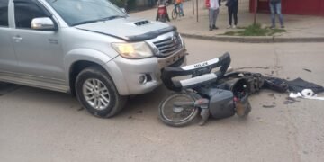 Chocaron una camioneta y una moto