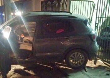 Manejaba borracho y terminó chocando el portón de una vivienda
