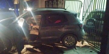 Manejaba borracho y terminó chocando el portón de una vivienda