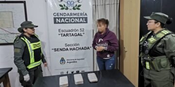 Traficaba tres paquetes de cocaína adosados a su cuerpo