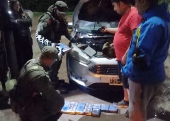 Pareja viajaba con sus dos hijos menores edad en un auto envainado con 26 kilos de cocaína