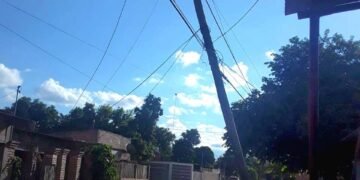 Relevan postes de la vía pública en mal estado