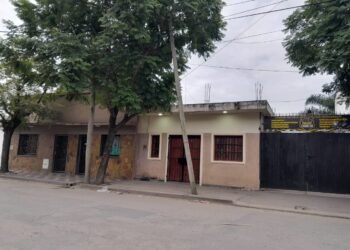 Otro poste a punto de caerse