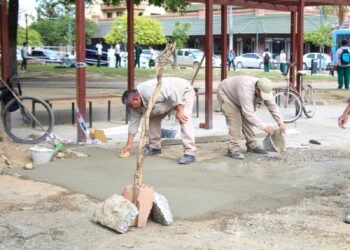Reparan vereda de la Plaza Pizarro