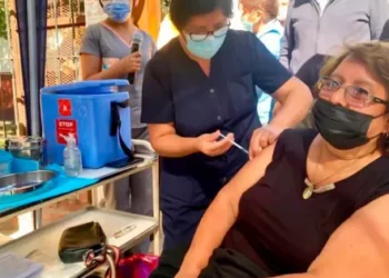 Los adultos mayores deben estar vacunados contra la gripe y otras enfermedades