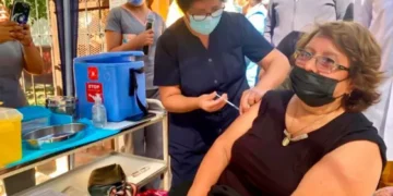 Los adultos mayores deben estar vacunados contra la gripe y otras enfermedades